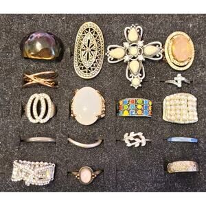 17 Pc Women's Ring Lot Mixed Sizes Most 8-8.75 Statement Bands Mixed Variety